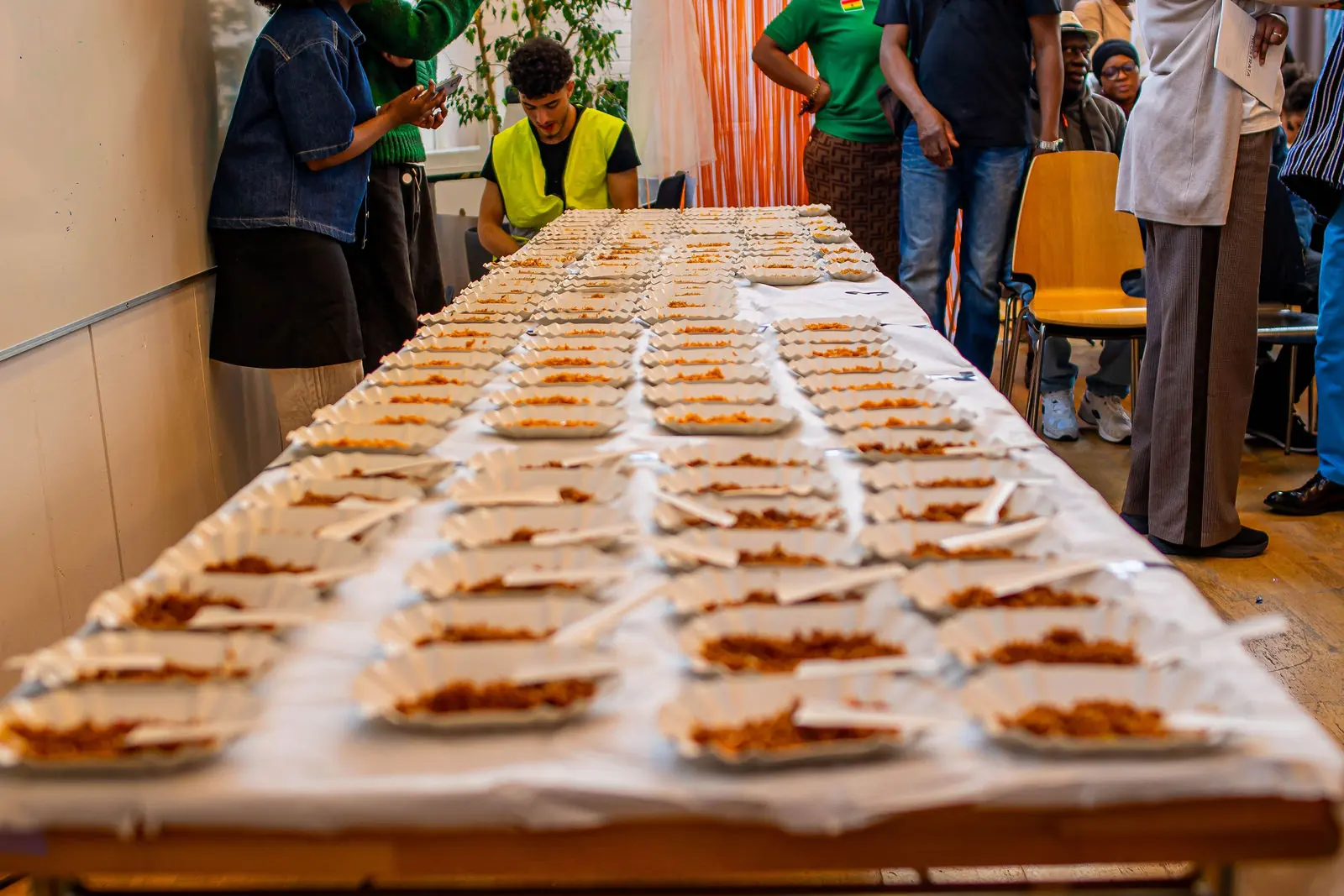 Långbord med portioner jollof på Kulturkalaset